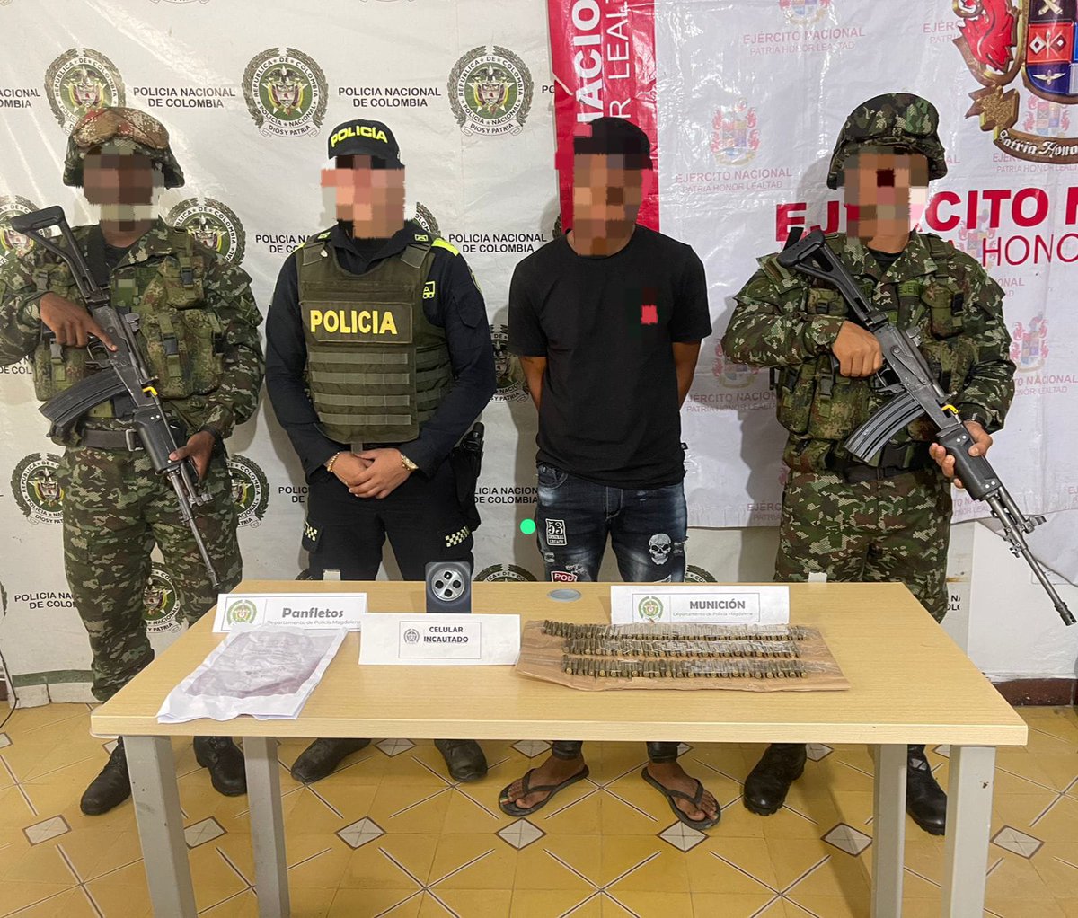 Primera División del Ejército Nacional (@ejercito_div1) on Twitter photo En el municipio de Algarrobo, #Magdalena, soldados del Batallón de Alta Montaña N.°6 Mayor Robinsón Daniel Ruiz de la #SegundaBrigada, en coordinación con la <a href="/PoliciaDEMAG/">Departamento de Policía Magdalena</a>, lograron la captura en flagrancia de un presunto integrante del Clan del Golfo. Al momento de la detención, En el municipio de Algarrobo, #Magdalena, soldados del Batallón de Alta Montaña N.°6 Mayor Robinsón Daniel Ruiz de la #SegundaBrigada, en coordinación con la <a href="/PoliciaDEMAG/">Departamento de Policía Magdalena</a>, lograron la captura en flagrancia de un presunto integrante del Clan del Golfo. Al momento de la detención,