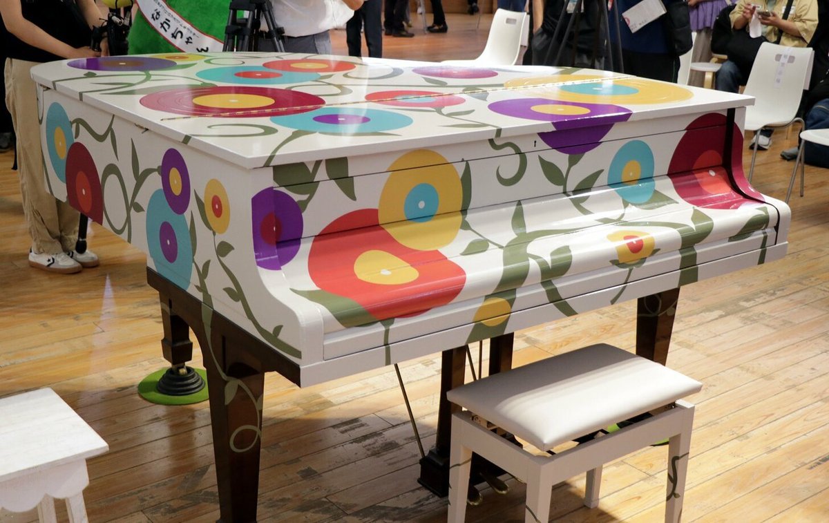 紙屋町地下街シャレオのストリートピアノが新調されました🎹
chugoku-np.co.jp/articles/-/673…

「平和を希求する広島」をコンセプトに、レコード盤に見立てた色とりどりの花が全面に描かれています💐
午前6時から午前0時まで自由に演奏できるので、訪れてみては☺️