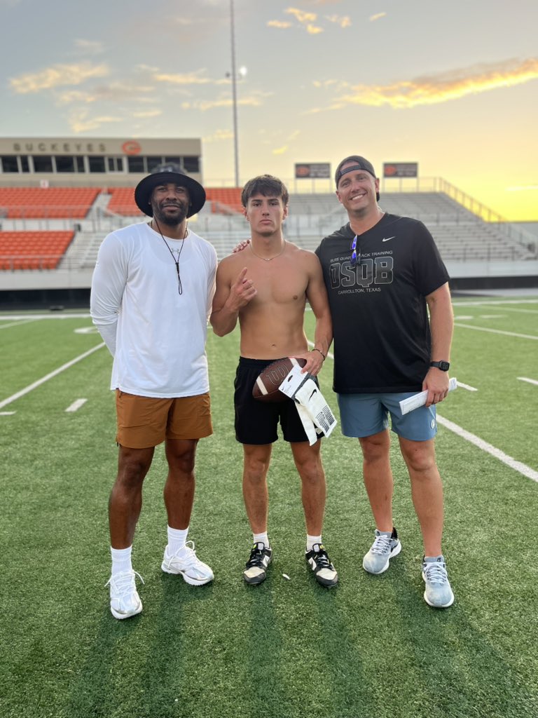 CarterCook2026's tweet image. Blessed to receive the best coaching in East Tx at the @GilmerBuckeyeFB passing academy
and blessed to receive the QB playmaker award for the 2nd year in a row ‼️
@JoshNeiswander @zachry_david @StumpGodfrey @CoachTG__ @Coach_Babaa @DecorianT2 @Coach_Cluley @MPTFootball