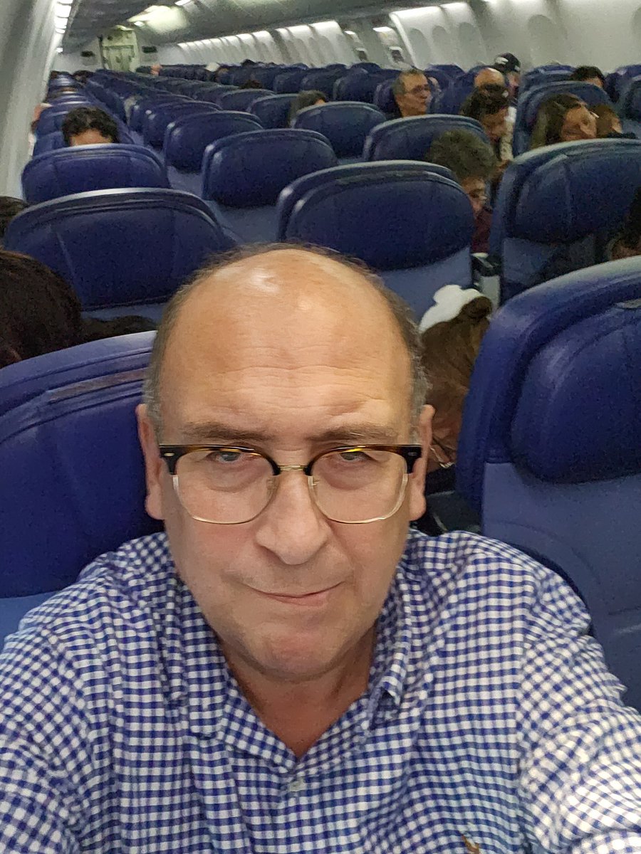 rubenmoreiravdz's tweet photo. Hoy por la tarde en @aifaaero y  @mexicana_air. Pocos usuarios y pasajeros.   
#México pierde un billón de pesos al año en obras faraónicas y caprichos de #Morena. 
De seguir así, crecerá la deuda, disminuirá el gasto en salud y los programas sociales estarán en peligro. https://t.co/6wNxiPgHNB