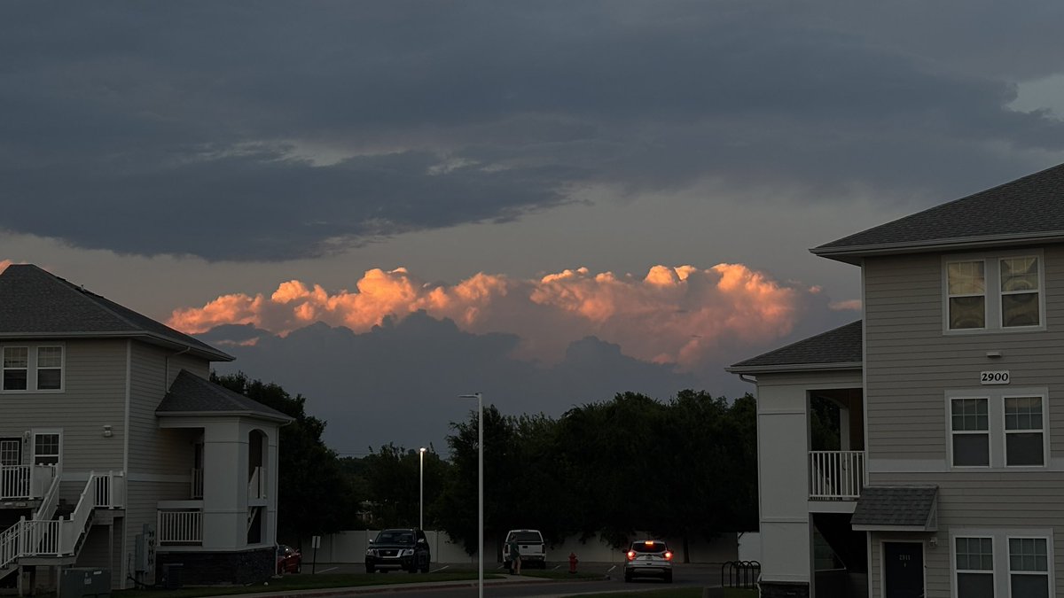 FerragamoWx's tweet image. 89°F with storms in the distance at sunset. Summer is superior, absolutely no question.