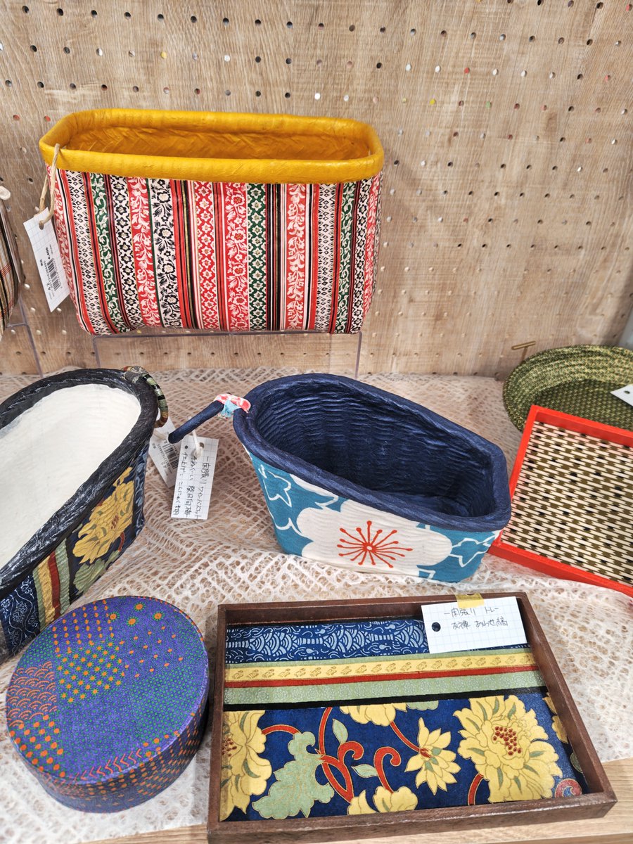 t_higamatsu's tweet photo. 🧺#ハンドメイド コーナーより🧺
BOX4⃣2⃣番
工房 #島勇 様

当店初の ＃和紙 を使った
作品を出品いただきました✨

和紙の手触りと美しい色合いが
魅力の作品です😊

#TSUTAYA #ハンドメイド作家　
#一閑張り https://t.co/X4h2CHEkLL