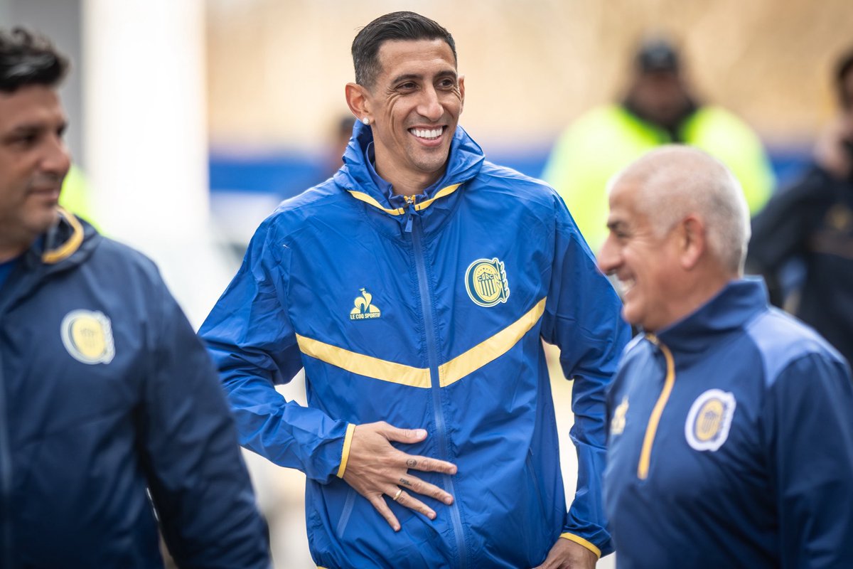 Rincon_DeFutbol's tweet image. 🫶🏽  LA SONRISA DICE MUCHO ⭐

Las primeras imágenes de Ángel Di María con los colores de Rosario Central. De nuevo en casa! 

 #LigaProfesional #TorneoClausura #RDF #RosarioCentral #DiMaria