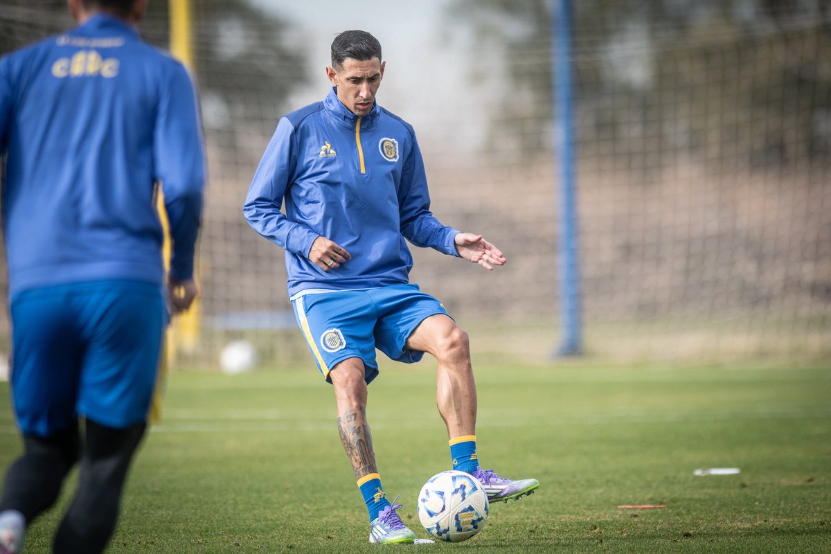 Rincon_DeFutbol's tweet image. 🫶🏽  LA SONRISA DICE MUCHO ⭐

Las primeras imágenes de Ángel Di María con los colores de Rosario Central. De nuevo en casa! 

 #LigaProfesional #TorneoClausura #RDF #RosarioCentral #DiMaria