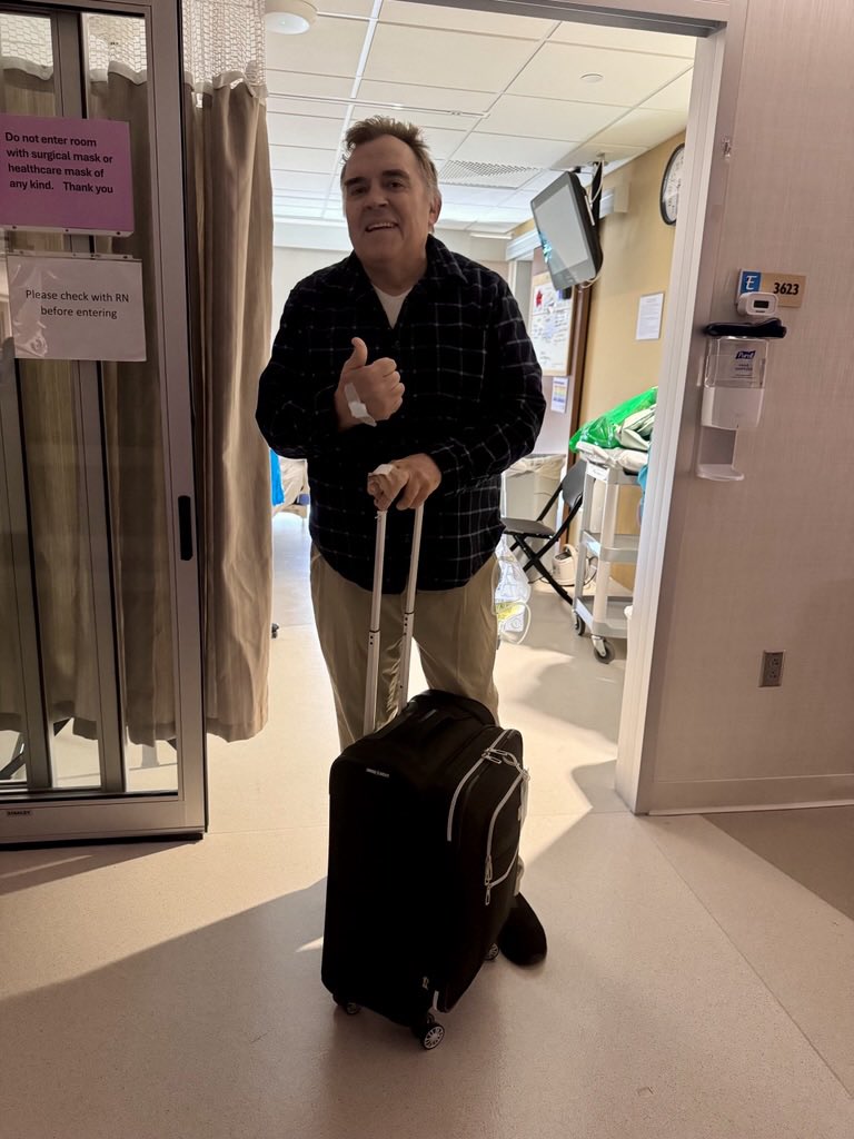CaroRCummings's tweet image. A wonderful bit of good news: Minnesota Sen. John Hoffman, who was shot multiple times during an assassination attempt at his home three weeks ago, is out of the ICU at a rehab facility. #mnleg
Picture courtesy of his family.