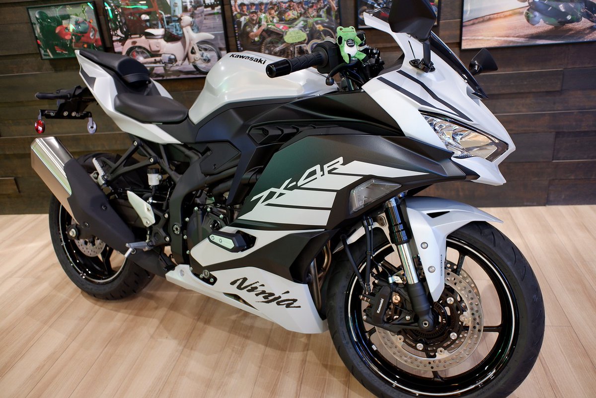 皆様、こんにちは。
カワサキプラザ茅ヶ崎です。
2025年モデルの「Ninja ZX-4R SE」人気カラーがご案内可能です。
低金利キャンペーンや、ライセンスサポートキャンペーンなども行っていますので、検討中の方はぜひこの機会にご購入下さい。
#kawasaki #カワサキプラザ茅ヶ崎 #ninjazx4r #乗るカワサキ