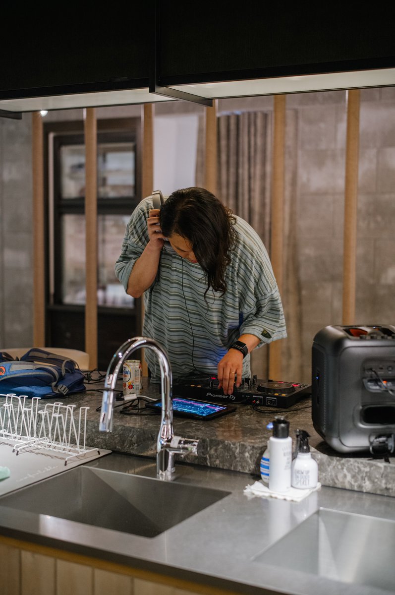 アトラエにはバーカウンターがある。
ここでは、お酒でもコーヒーでもフレッシュジュースでもなんでも飲めるが、今日はDJブースになっていた。
みんながそれぞれの好きな食べ物・飲み物・音楽をお披露目できる空間、それがアトラエバー。