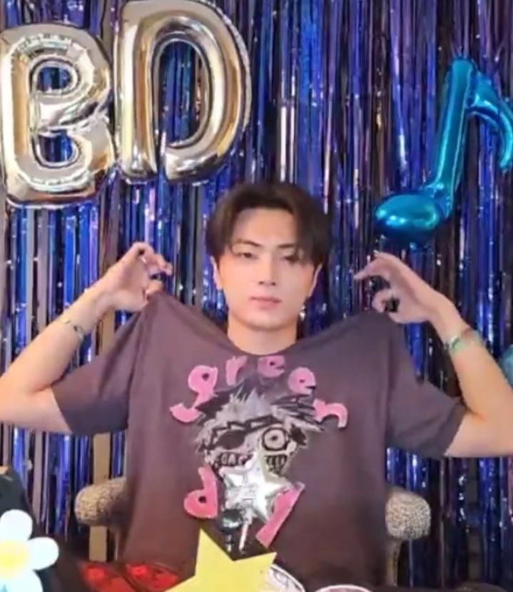 dapeachx's tweet photo. • Cover always 
• โปรดิวซ์เซอร์ Helium
• Max - Love Insane คอลแลป

อย่างที่น้องเจย์บอกในเม้นวีเวิร์สว่าในปีนี้มีอะไรที่ให้ทำเยอะมากๆ แล้วมันเซอร์ไพร์ทั้งหมดเลย ถึงงานวงจะยุ่งมากแค่ไหนน้องยังมีเวลาได้ทำในสิ่งที่ชอบหรือเปิดรับโอกาสต่างๆที่เข้ามา ดีใจที่2ปีมานี้ได้เห็นน้องเจย์ร่วมงานกับศิลปินที่ห��ากหลายมากขึ้น ได้เห็นมุมมองทางด้านดนตรีไม่มีสิ้นสุด หวังว่าจะได้พักผ่อนอย่างเต็มที่นะ ㅠㅠ