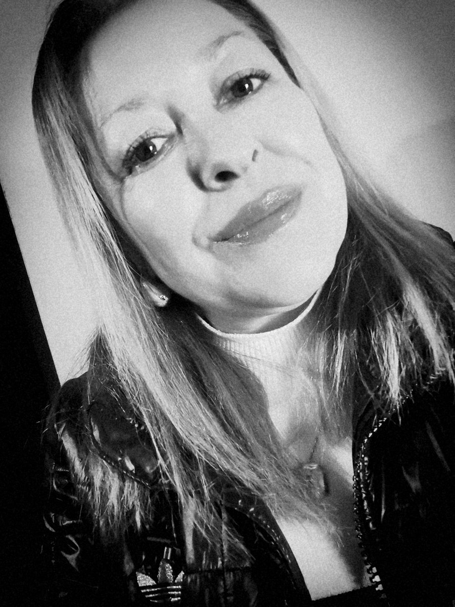 GloriaVerdugom's tweet image. #Lunesde... Black and White 🖤🤍