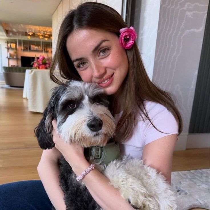 dearmaslovers's tweet photo. ana with her two biggest loves https://t.co/fM32BVuONu
