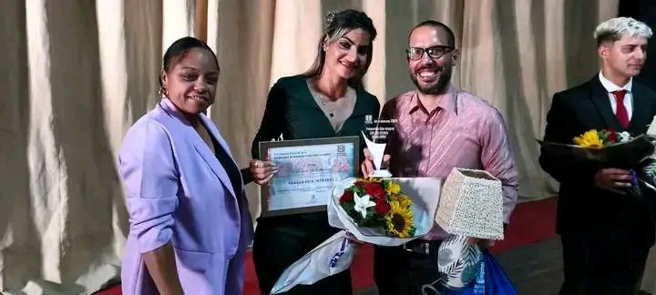ELeyva63647's tweet photo. Momento de gran emoción el reconocimiento a los mejores graduados de las diferentes carreras del Centro Universitario Municipal.Muchas Felicidades
#SanAntonioDeLosBaños
#simplementejuntos
#Cuba https://t.co/xADbBRfEUa