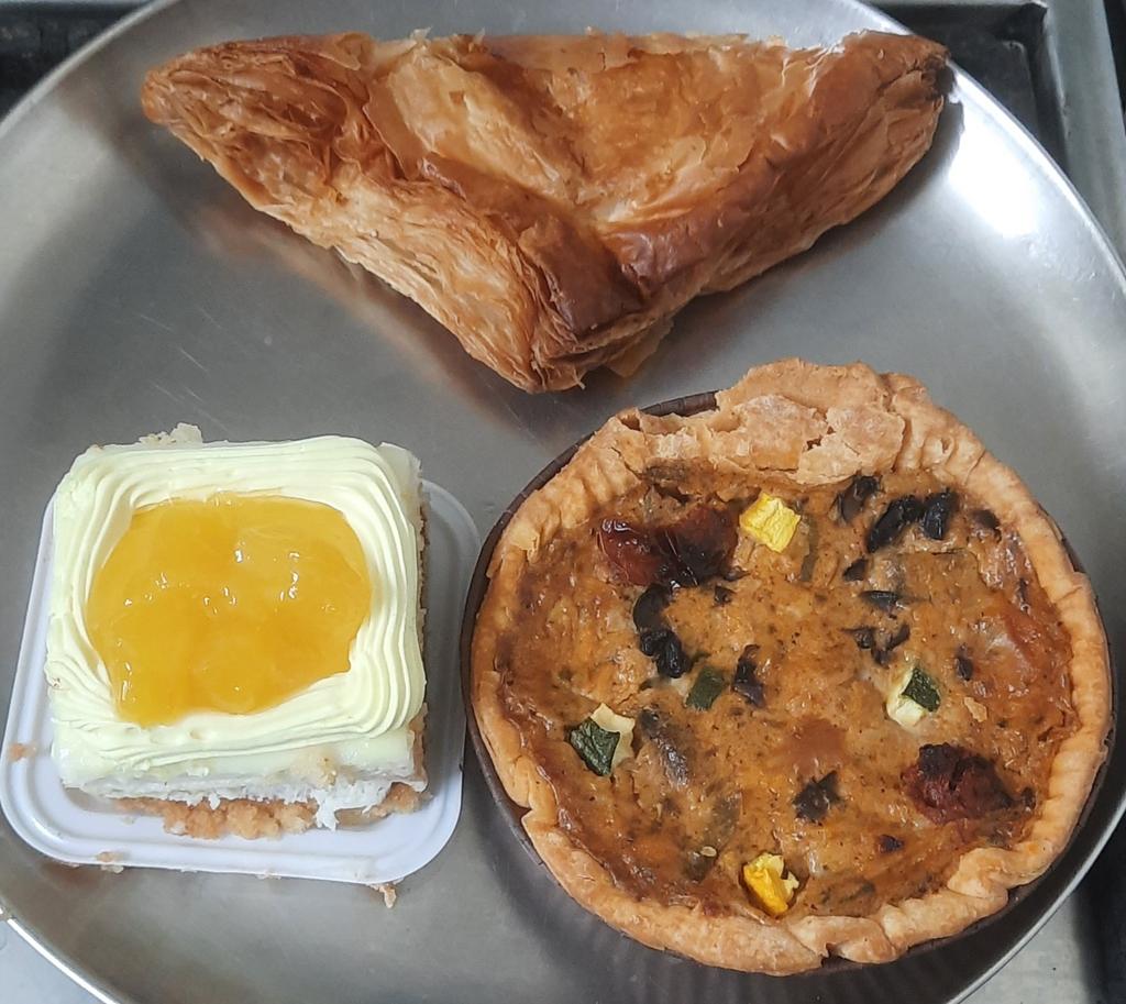 #smalleats 
a Patty - a Pie - and a Pineapple Pastry