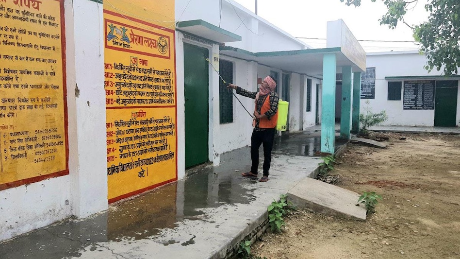 ArpitasinghRa19's tweet photo. हम पढ़े भी, प्रशिक्षित भी हुए… मगर 7 साल से #PrimaryTeacher की भर्ती नहीं निकली।
अब गाँव के स्कूलों को Merge करके बच्चों की पढ़ाई भी छीनी जा रही है।
क्या यही है #RightToEducation ?
@UPGovt @CMOfficeUP @myogiadityanath
#RojgarDo #ShikshaBacha

  #ShikshaBachao https://t.co/pST3TYwqUs