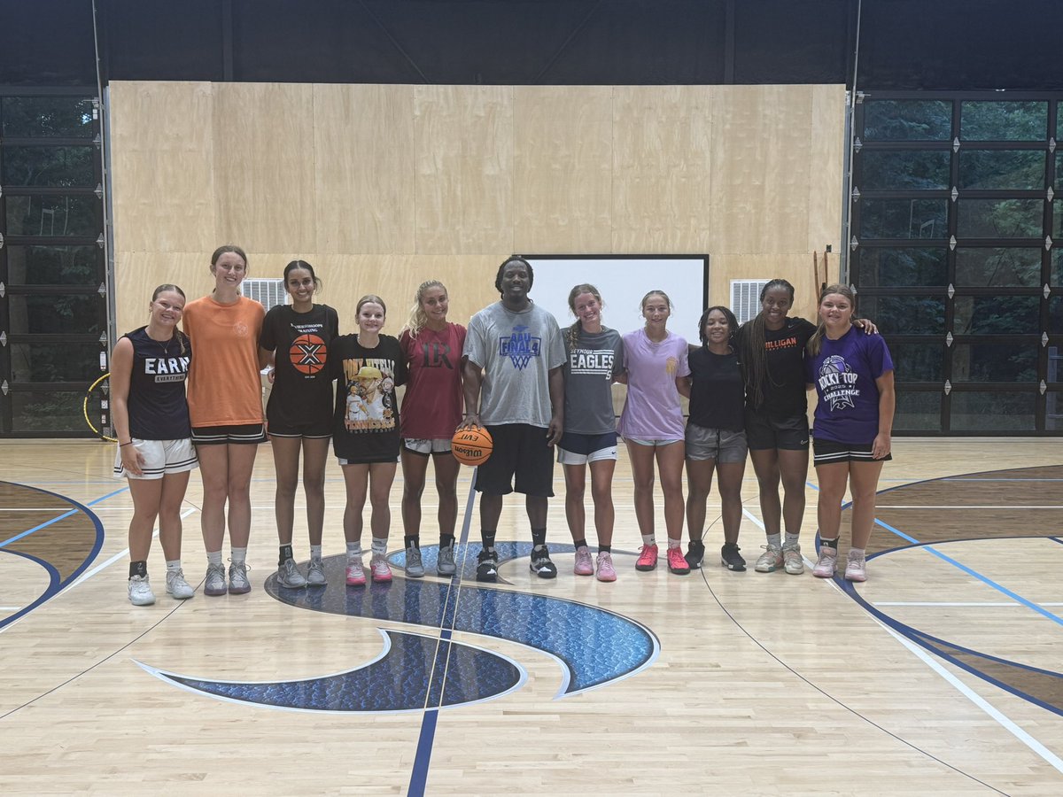 Open runs crew tonight we’ve been stacking days 🧪🥼 lot of parents don’t know how I do it lol! All work 🏀💪🏿🔥 it’s almost that time 🌹