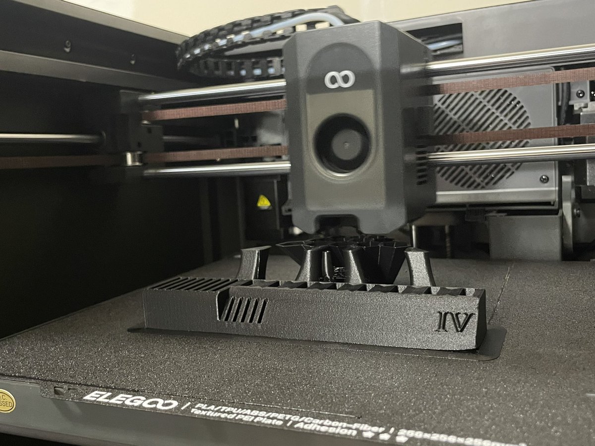 Davidsno's tweet image. The @Elegoo PLA-CF has such a nice finish. There is a little bit of stringing bc humidity is crazy in north Georgia, but it’s all good 🤙🏽