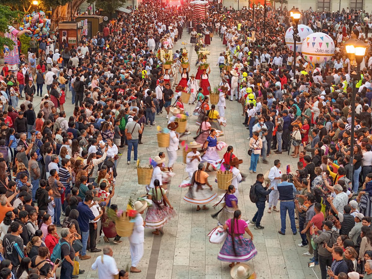 salomonj's tweet photo. Hoy tuvimos el primer Convite de la #Guelaguetza2025, con la #DiosaCentéotl2025, Patricia Casiano, y las calles de Oaxaca se llenaron del espíritu de hermandad y la alegría de las 16 culturas originarias y el pueblo afromexicano. Nuestra máxima fiesta recupera su esencia: una celebración del pueblo y para el pueblo.

Amigas y amigos, recuerden que este año vamos a tener actividades en el @parqueprimoax Cho ndobá, ¡los esperamos!

#CorazónCulturalDeMéxico