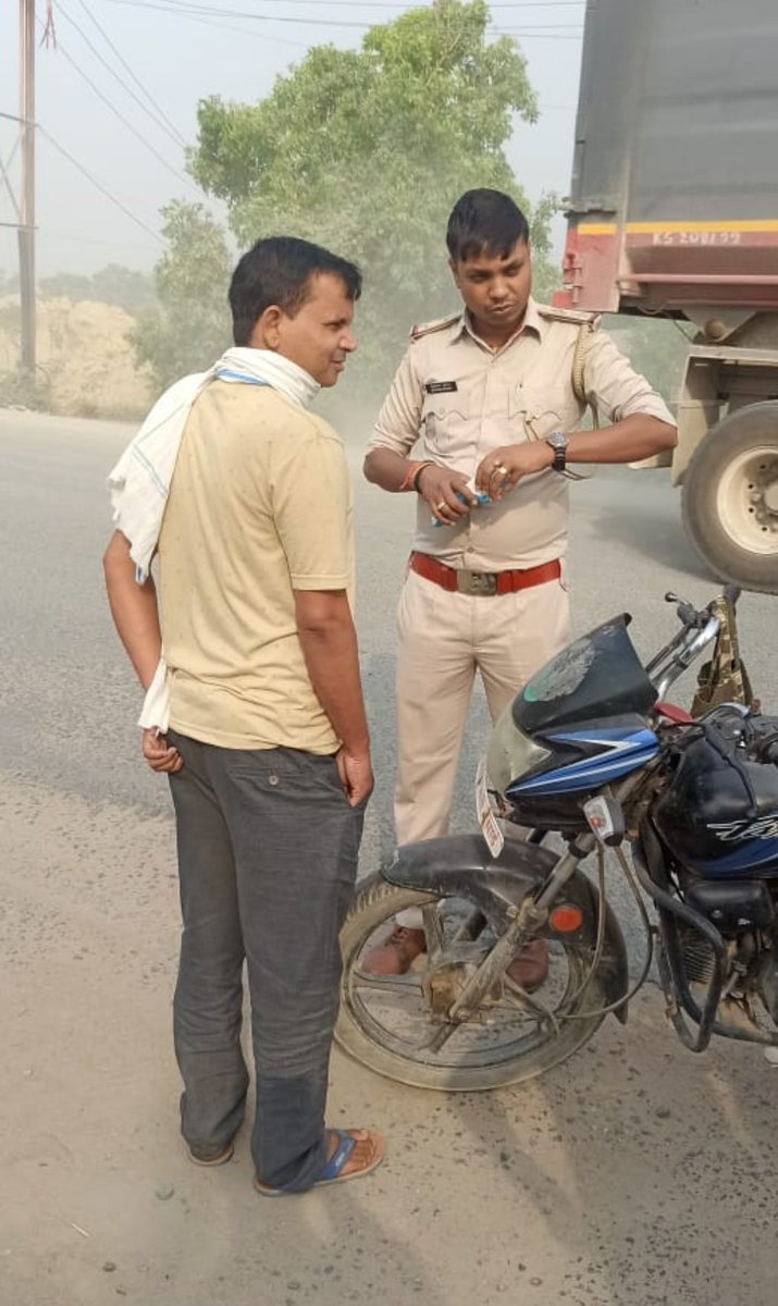 Saran_dm's tweet photo. सारण जिलान्तर्गत अलोनी एवं इसके आस पास के मार्ग में सोमवार को परिवहन विभाग की टीम द्वारा गहन वाहन चेकिंग अभियान चलाया गया। नियमों का उल्लंघन करने वाले वाहनों के विरुद्ध 4 लाख 55 हजार रुपये का फाइन लगाया गया।
#VehicleChecking
#TrafficRules
#fineimposition
#saran
#aloni
@BiharTransport
@IPRDBihar