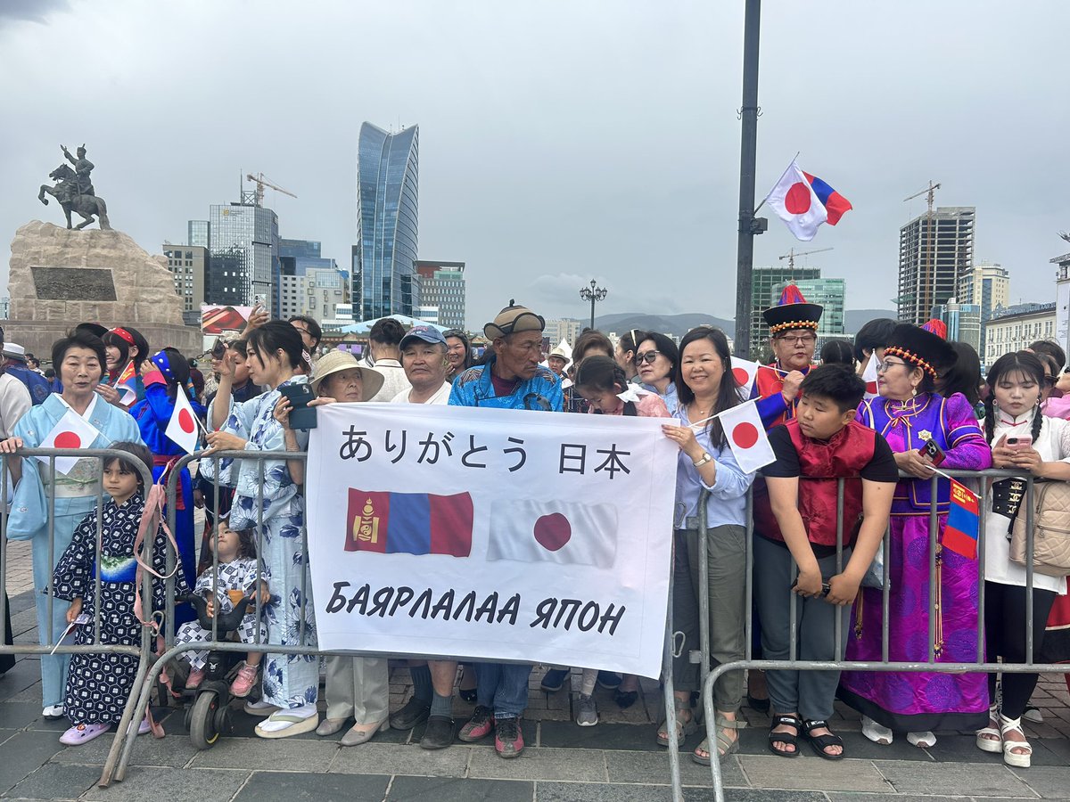 Масако Хатныг хүлээгээд... 
ойроос харчмаар байнаа...