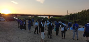 mlit_osumi's tweet image. 昨日は #水辺で乾杯2025 の日
かわまち仲間が夕方の #高山川 の水辺にあつまり夕日を眺めながら、令和7年7月7日7時7分に全国同時一斉に #乾杯 を行いました!
心地よい風と景色に包まれて地域の #水辺の魅力 を再発見しました
全国の水辺で乾杯2025の様子は以下のサイトより!
mizbedekanpai.mizbering.jp