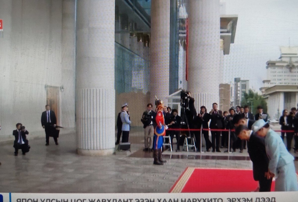 Эзэн хаан, хатан Чингис хааны хөшөөнд хүндэтгэл үзүүлж байна. орк оросууд яалаа...