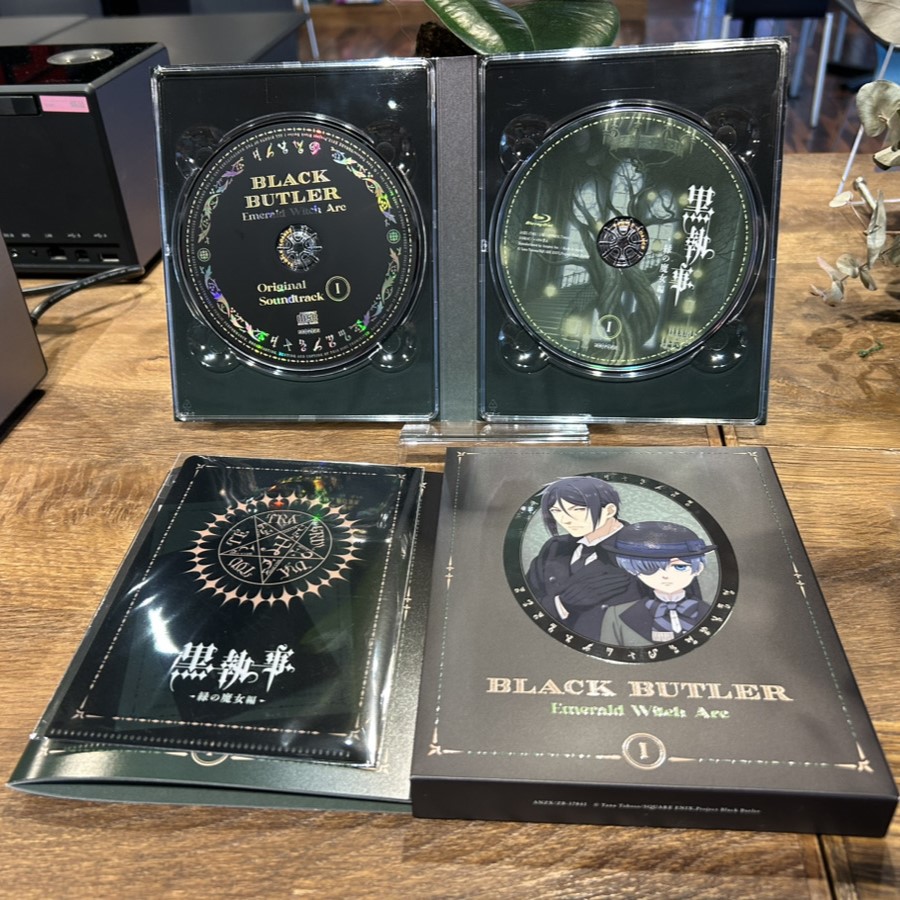 kuroshitsuji_pr's tweet image. ✦••
𝗕𝗹𝘂-𝗿𝗮𝘆&𝗗𝗩𝗗
••✦
『#黒執事 -#緑の魔女編-』
BD&DVD第1巻本日発売!
●1/17(土)イベントチケット優先販売申込券(昼公演)
●オリジナルサウンドトラックCD Vol.1
●キャストトーク付きスペシャルカード Vol.1
(トーク出演: #小野大輔 & #坂本真綾 )
など特典満載💿…