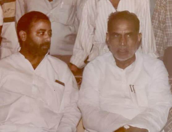 ajaysinghtappu's tweet photo. “जिन हाथों में शक्ति भरी है राजतिलक देने की, उन हाथों में ही ताकत है सर उतार लेने की” 🚩
समाजवाद के प्रतीक, युवा तुर्क नेता, बलिया के बाबूसाहब एवं भारत के 8वे प्रधानमंत्री श्रद्धेय चंद्रशेखर सिंह जी की पुण्यतिथि पर कोटि-कोटि नमन।
#ChandraShekharJi #चंद्रशेखर #YuvaTurk https://t.co/vVuKah1oDh