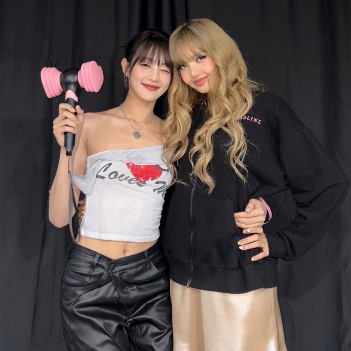 idlecharts's tweet image. MINNIE and LISA backstage at BLACKPINK's DEADLINE World Tour