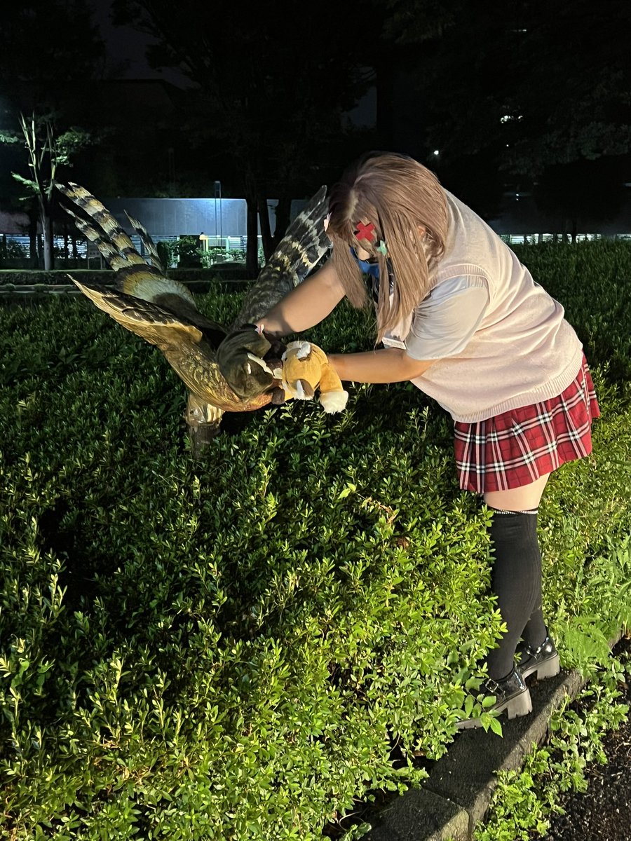 #JK女装 
#夜の動物狩り〜

おはようございます〜😊

本日もお仕事でーす😑
今日も日付け変わってからお帰りかなぁ？🥺

さて、今回は仲良くツーショットだよ〜
ね〜、ヤマドリさん、ガブっガブっ😝
たべてないよー🤣
