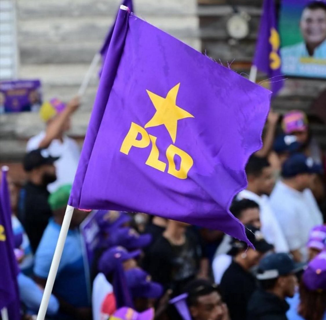 Encuesta|.

Caliente 🚨🔥🚨

Duro de matar 👇
 24.5% <a href="/PLDenlinea/">PLD</a>. 

40.3% <a href="/PRM_Oficial/">PRM</a>.

19.1% <a href="/FPComunica/">@Fuerza del Pueblo (FP)</a>.

14.1% No sabe