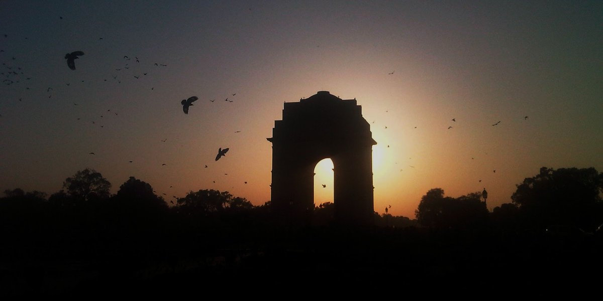 advanirajesh's tweet image. India Gate: When it used to be people&apos;s place

Now, no picnics, bags, and pets allowed. 

#PublicSpaces