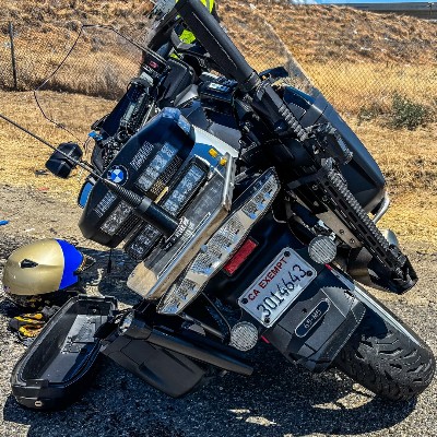 CHP_HQ's tweet image. 🚨 A 22yr old DUI driver veered off Hwy 99 &amp;amp; crashed into a parked CHP motorcycle &amp;amp; tow truck. He was arrested for DUI. Thankfully, no one was hurt. CHP officers risk their lives daily; don’t add to the danger. Report impaired drivers. Step in before tragedy strikes. #DriveSober
