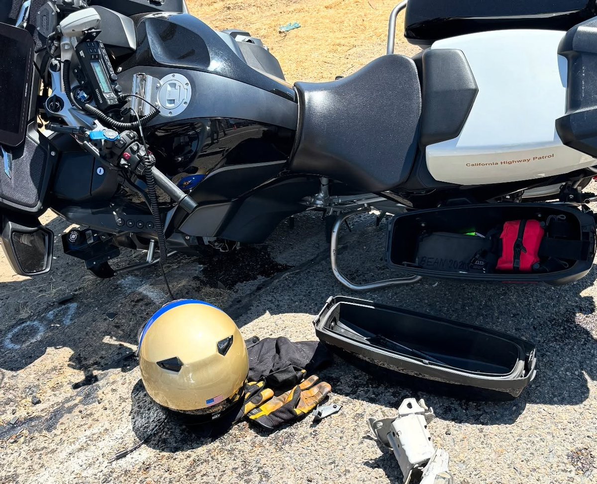 CHP_HQ's tweet image. 🚨 A 22yr old DUI driver veered off Hwy 99 &amp;amp; crashed into a parked CHP motorcycle &amp;amp; tow truck. He was arrested for DUI. Thankfully, no one was hurt. CHP officers risk their lives daily; don’t add to the danger. Report impaired drivers. Step in before tragedy strikes. #DriveSober
