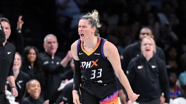 Sami Whitcomb first half 🤯 

29 points (career high is 30)
10-12 shooting 
6-7 from 3
4 rebounds
1 steal 

#WNBA
