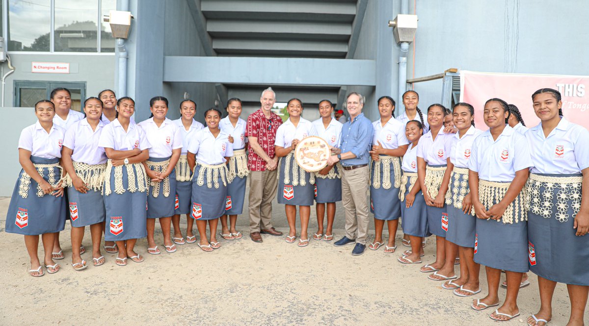 Le 19 juin, le Haut-commissariat du Canada a rencontré Youth in Union, un projet du FCIL qui soutient les jeunes femmes par le sport et le leadership. Honneur à la présence de <a href="/officialTongaRU/">Tonga Rugby Union</a> . #CanadaAuxTonga #FCIL #ÉgalitéDesSexes #Jeunesse #Rugby
