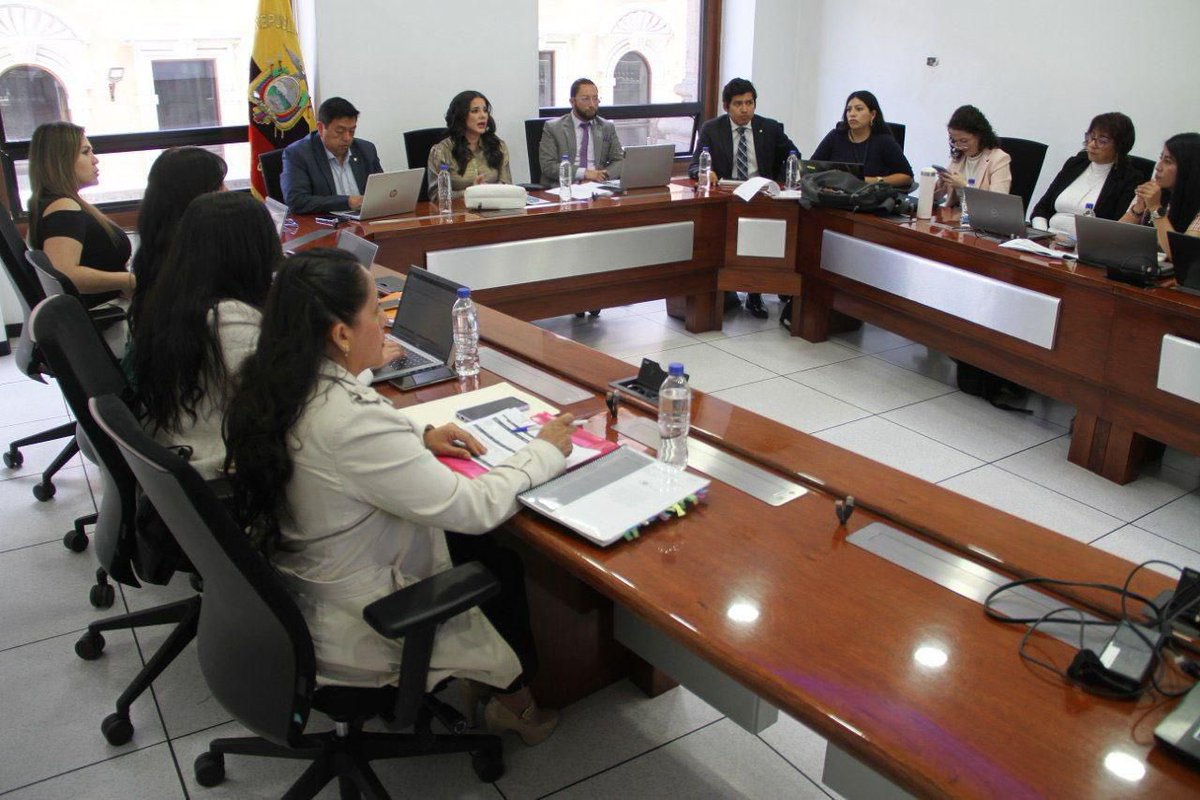 Justina Zambrano, viceministra de Gobierno (S), lideró un encuentro interinstitucional con autoridades de <a href="/Salud_Ec/">Ministerio de Salud Pública 🇪🇨</a> y <a href="/FinanzasEc/">Economía Finanzas Ec</a> , donde se identificaron oportunidades de mejora en procesos y en financiamiento del sistema de salud pública.