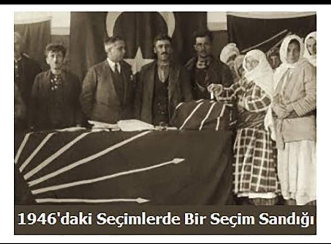 Chp nin demokrasi anlayışı...
 
4 parti var 
CHP seçim masasını ve seçim sandığını kendi paçavrasıyla süslemiş. 
Diğerlerinin böyle bir hakkı yok

CHP demokrasiden ve eşitlikten hala nasıl bahsediyor anlayabilene aşk olsun.