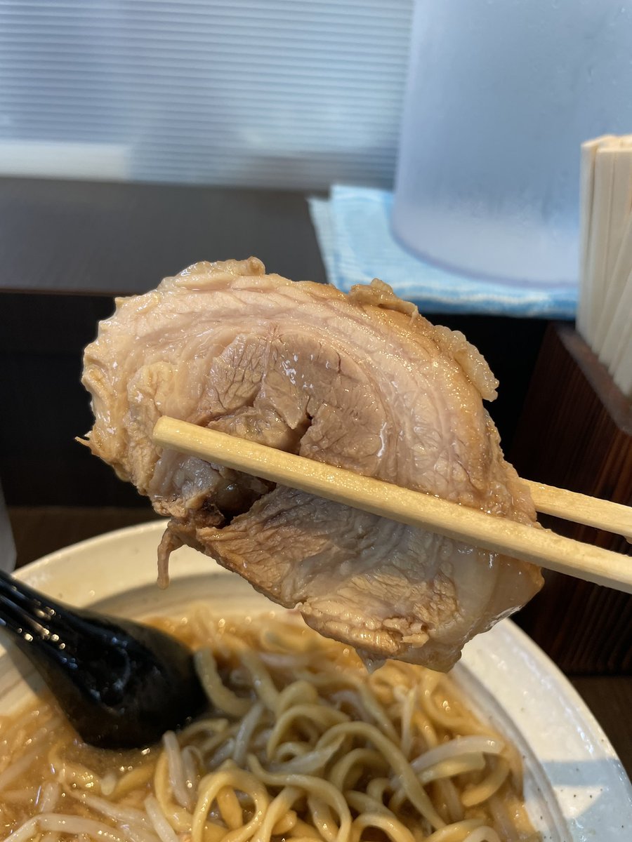 荒町商店街にオープンした「ラーメン鬼山　荒町店」で、いよいよイートインがスタート。
ということで、豚ラーメン300gをアブラマシで。

ラーメン激戦区にオープンした鬼山2号店、小松島店と同じくどデカい豚に、わっしわしでプリプリな極太麺、アブラの溶けたスープとシャキシャキのヤサイ。