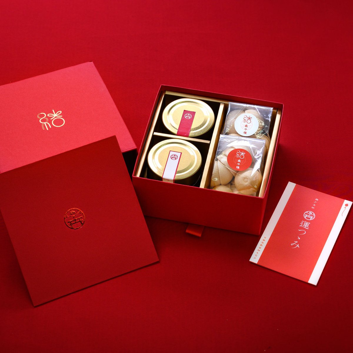 宮崎県の鵜戸神宮では、参拝とあわせて霊石亀石に「運玉」を投げ入れて願掛けをすることができます。

その「運玉」と同じ「運」の焼き印を施した、運玉そっくりのひと口もなかのギフトセットをご紹介。

鮮やかな朱色の箱を開けると、2種類のあんこ。
日南市で採れた完熟きんかんとはちみつに