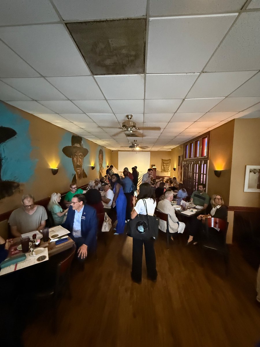 YesPernellD's tweet image. What’s up, Oak Forest Democrats!
Full of energy, ideas, and heart. You remind me what community and purpose look like. Keep the fire lit and stay connected. Big things are ahead. Let’s go! #OakForestDems #ForwardTogether #HoustonStrong