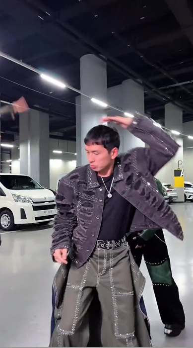 Rico Blanco grooves to SB19’s “DUNGKA” in a playful interactions between the OPM veteran and the P-pop stars. 🕺
 
Blanco made a surprise appearance during the performance of SB19 at the Puregold OPM Con 2025 in Philippine Arena on Saturday. | via Moira Bellosillo, ABS-CBN News