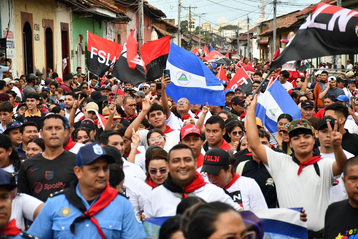 Militancia sandinista, recorre la calle central de León Nicaragua rumbo al fortin de Acosasco, un fuerte ubicado a las afueras de la ciudad, desde donde la guardia de Somoza bombardeaba al pueblo, un día como hoy de 1979 guerrilleros sandinistas se tomaron dicha fortaleza militar