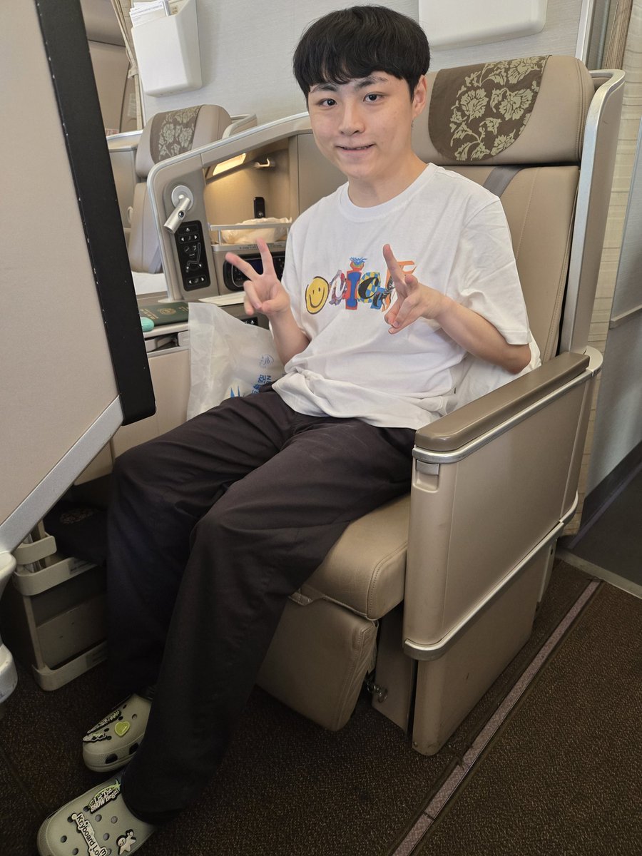 jyjoonlee's tweet image. 쇼메이커(허수) 선수와 상하이 출장을 가게 되었습니다.
BDP's Patch 경험을 살려 이틀 정도 쇼메 에디션으로 열심히 업로드 해보겠습니다.
(웨이보 업로드도 활발히 챙길 예정입니다)
쇼메 선수에게 상하이에 대한 기억은 매우 특별한데 좋은 일, 경험 많이 하고 오겠습니다.
#dpluskia…