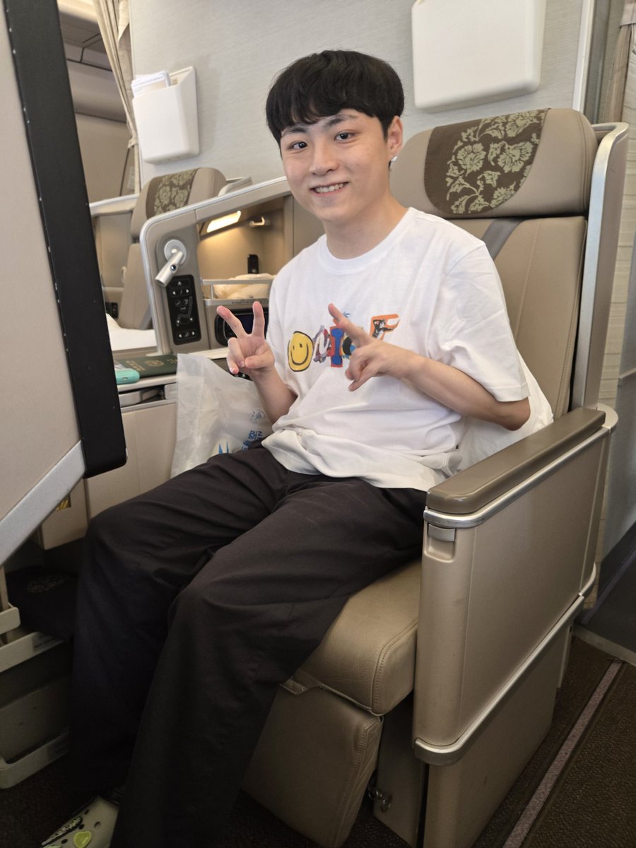 jyjoonlee's tweet image. 쇼메이커(허수) 선수와 상하이 출장을 가게 되었습니다.
BDP's Patch 경험을 살려 이틀 정도 쇼메 에디션으로 열심히 업로드 해보겠습니다.
(웨이보 업로드도 활발히 챙길 예정입니다)
쇼메 선수에게 상하이에 대한 기억은 매우 특별한데 좋은 일, 경험 많이 하고 오겠습니다.
#dpluskia…