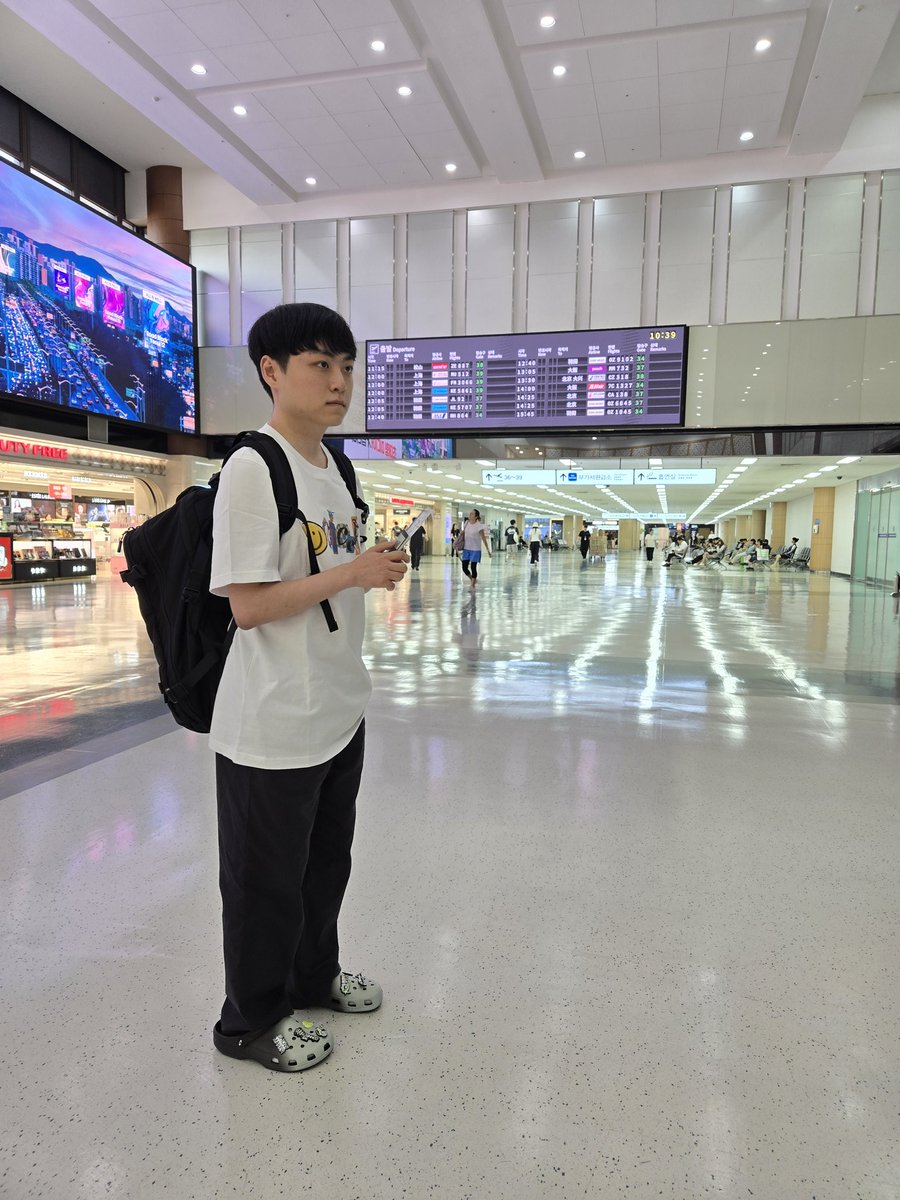 jyjoonlee's tweet image. 쇼메이커(허수) 선수와 상하이 출장을 가게 되었습니다.
BDP's Patch 경험을 살려 이틀 정도 쇼메 에디션으로 열심히 업로드 해보겠습니다.
(웨이보 업로드도 활발히 챙길 예정입니다)
쇼메 선수에게 상하이에 대한 기억은 매우 특별한데 좋은 일, 경험 많이 하고 오겠습니다.
#dpluskia…