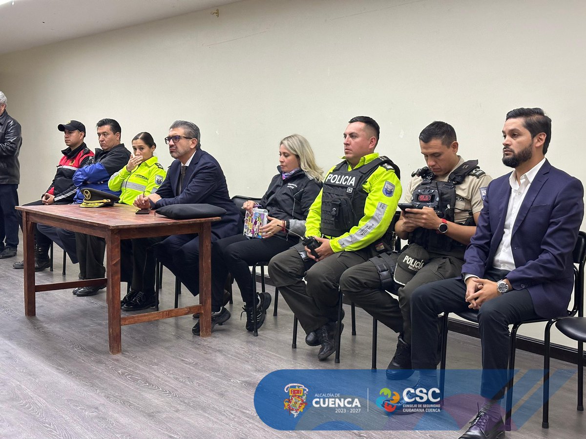🔵 Reunión Interinstitucional de Seguridad
Junto a líderes barriales de Totoracocha y Monay, fortalecemos el trabajo articulado para proteger a nuestra comunidad.

🤝 Escuchamos sus necesidades y coordinamos acciones inmediatas con las entidades competentes.

#SeSienteLaSeguridad