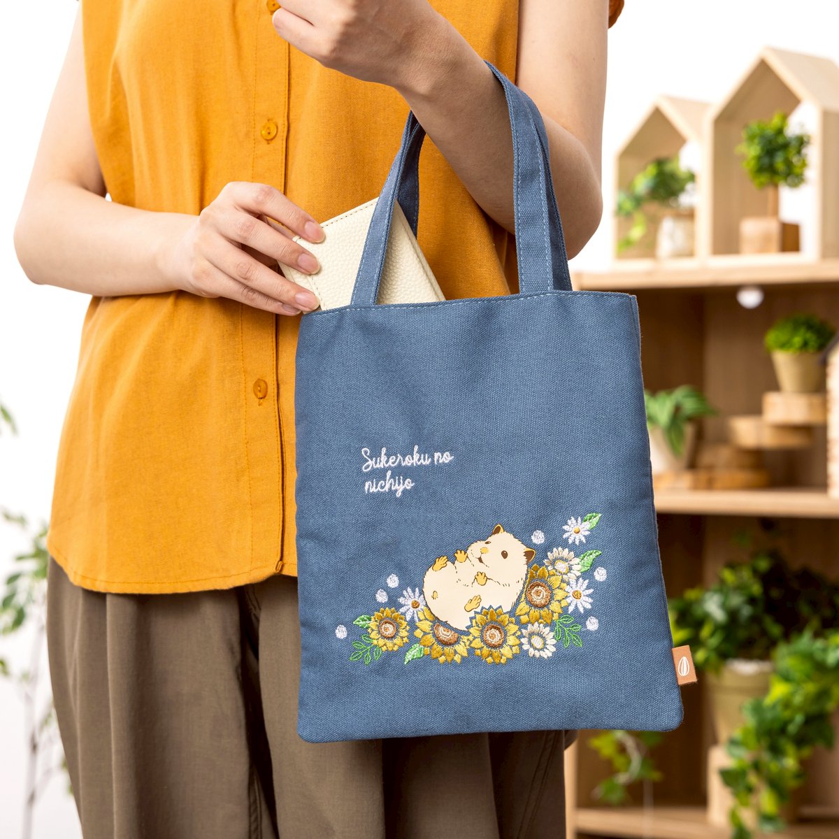 whatme000's tweet image. 🐹7月18日 新発売🐹

『ひまわり刺繍のおさんぽミニトート』

🌻お取扱い
・キデイランド
（大阪梅田、京都四条河原町、原宿、
　福岡パルコ店、新宿店）
・ゴリランド(オンラインストア)
（uho2.com/view/category/…）
・0％ ONLINE STORE
（0percent.jp/view/category/…）
・ヤマシロヤ

#助六の日常