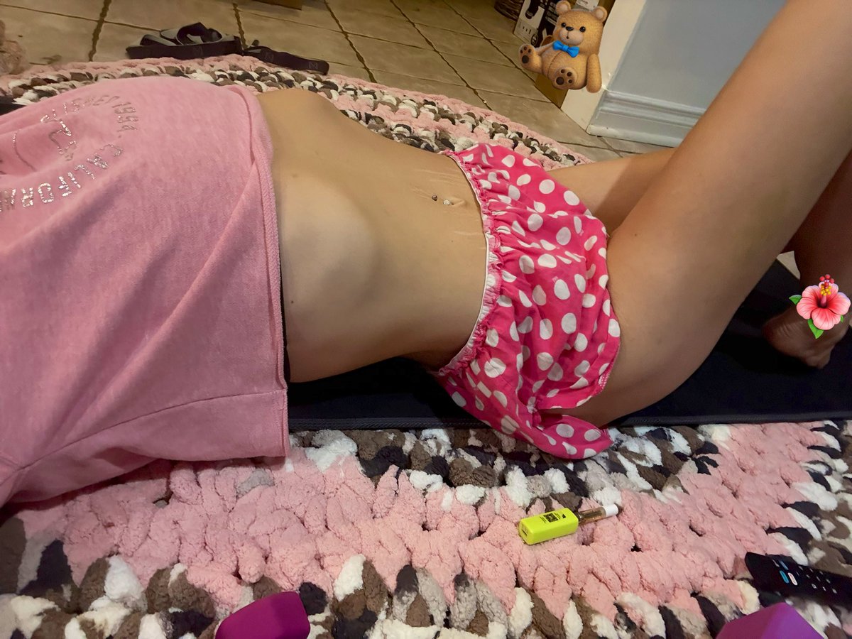 foxy_baking's tweet photo. Workout time 🥰🥰🥰
I seriously HAVE to work on sharpening my rib bones 😭 I am WAYYYYY too squishy
#SecretchubbyStory #bodycheck #stonergirls #drunkworkout #stonerexic #wideribcage #chubbygirl #NEEDTOLOSEWEIGHT #edtwt https://t.co/hRbnJC6Vwd
