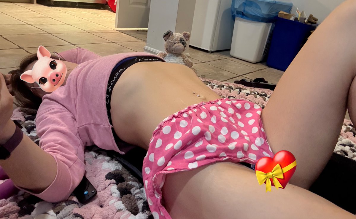 foxy_baking's tweet photo. Workout time 🥰🥰🥰
I seriously HAVE to work on sharpening my rib bones 😭 I am WAYYYYY too squishy
#SecretchubbyStory #bodycheck #stonergirls #drunkworkout #stonerexic #wideribcage #chubbygirl #NEEDTOLOSEWEIGHT #edtwt https://t.co/hRbnJC6Vwd