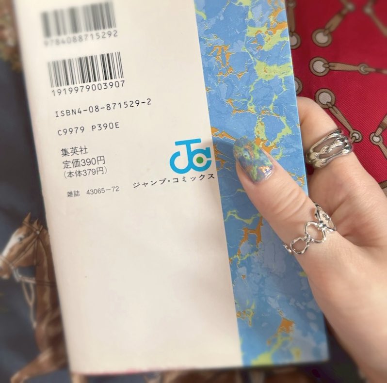 誕生日に半休を取るも暑くて外に出れず、家で爪をぬ〜べ〜の背表紙柄に塗って終わった