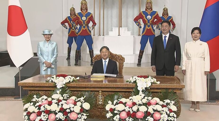 モンゴル側、すごく歓迎してくださってるのね
花も豪華🌼🌸🌹
後ろの兵隊さんもカッコイイね

天皇皇后両陛下　国賓として最初の公式行事始まる　歓迎式典に出席　大統領夫妻の出迎えや花束贈呈も　夜には晩さん会へ(TBS NEWS DIG Powered by JNN)
#Yahooニュース
news.yahoo.co.jp/articles/661cb…